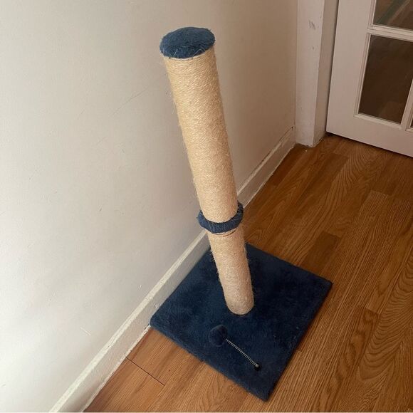 Amazon Basics 34“ Navy & Beige Tall Cat Scratching Post - Picture 7 of 15